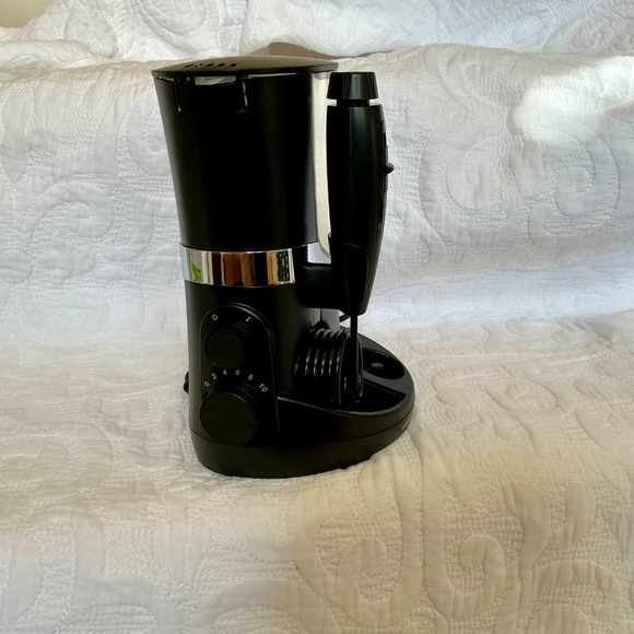 Waterpik complete care 5.0 ,only comes with the water flosser - Picture 7 of 7